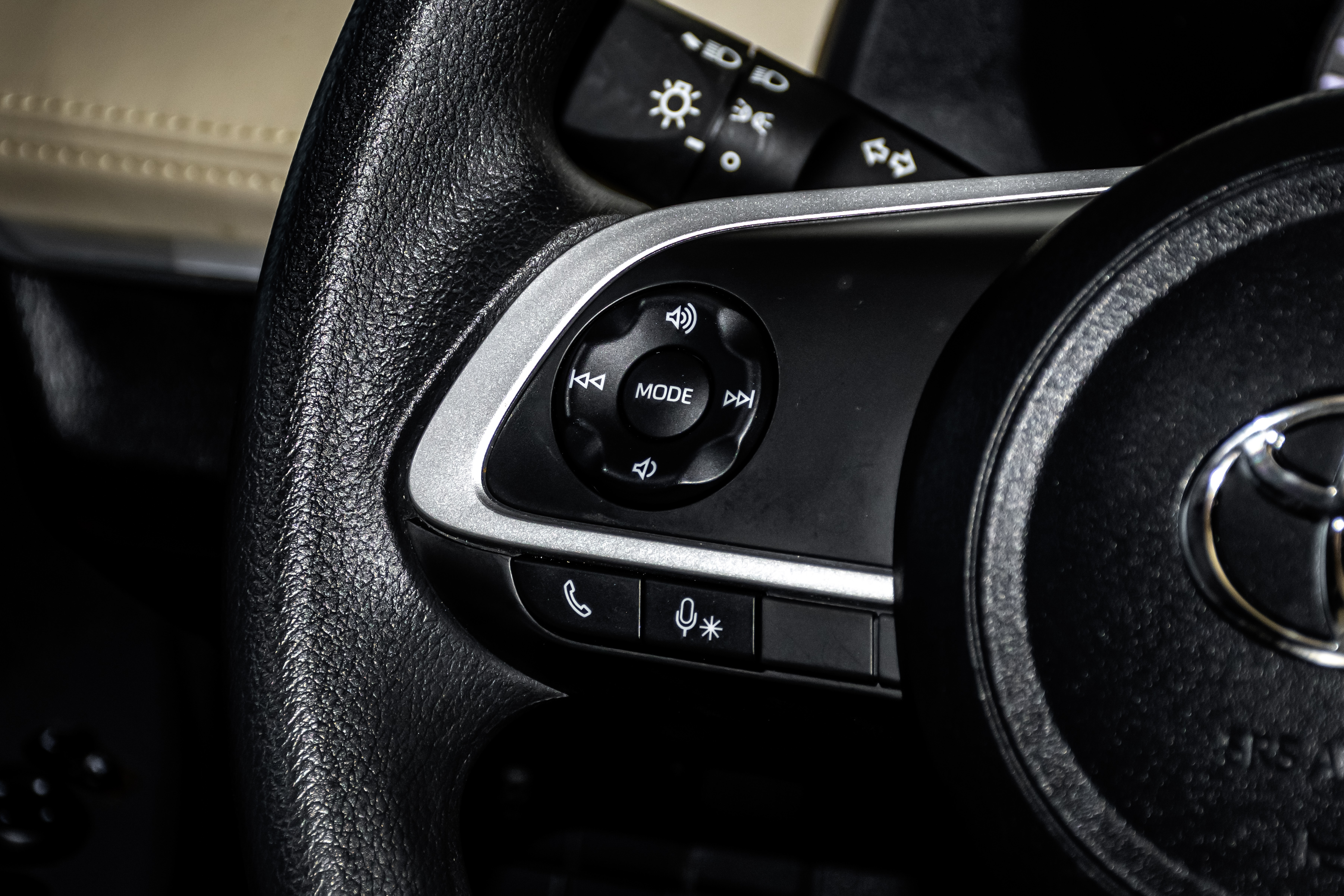 TOYOTA YARIS SEDAN view 9