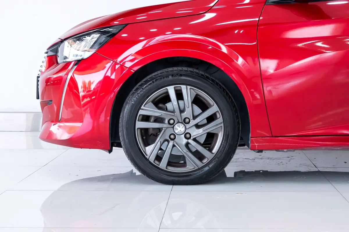 Peugeot 208 Active view 4
