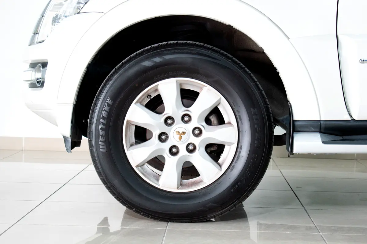 Mitsubishi Pajero GLS view 4