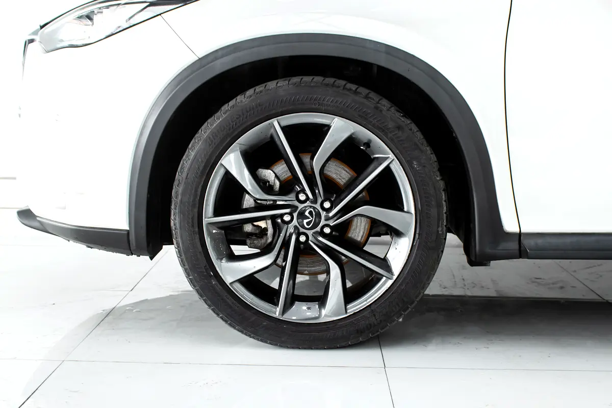 Infiniti QX50 Luxury view 4