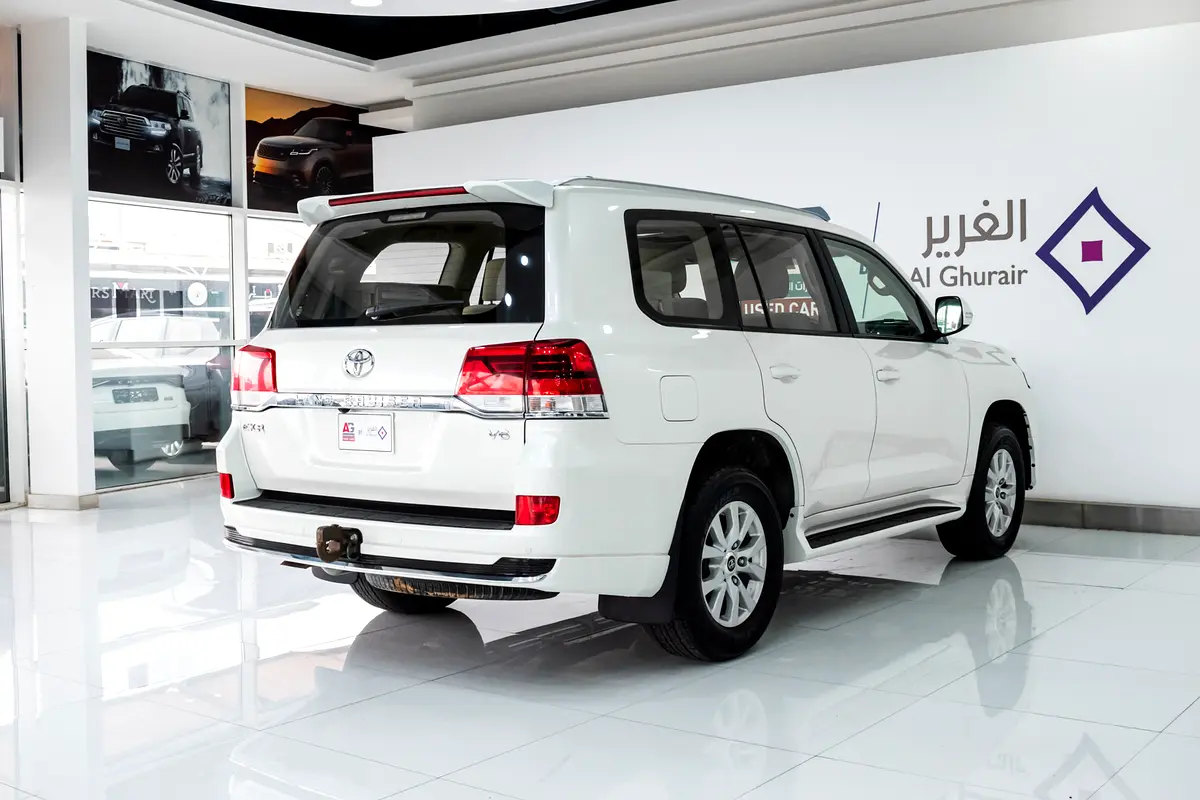 Toyota Land Cruiser view 5