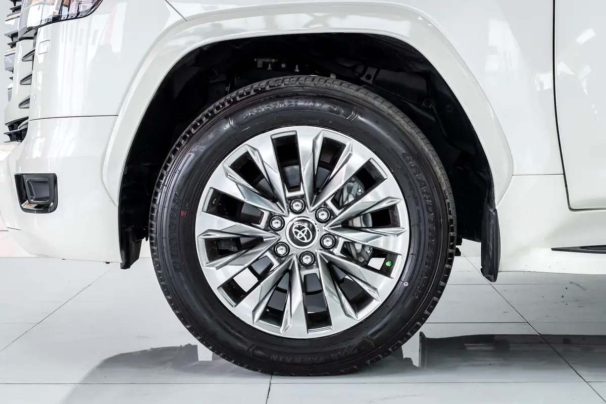 Toyota Land Cruiser GXR view 4