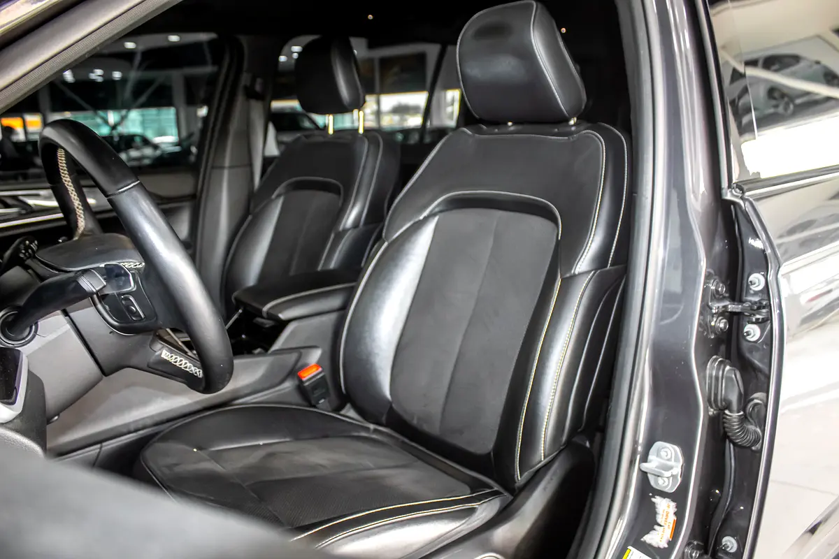 Jeep Grand Cherokee L Altitude Interior cover