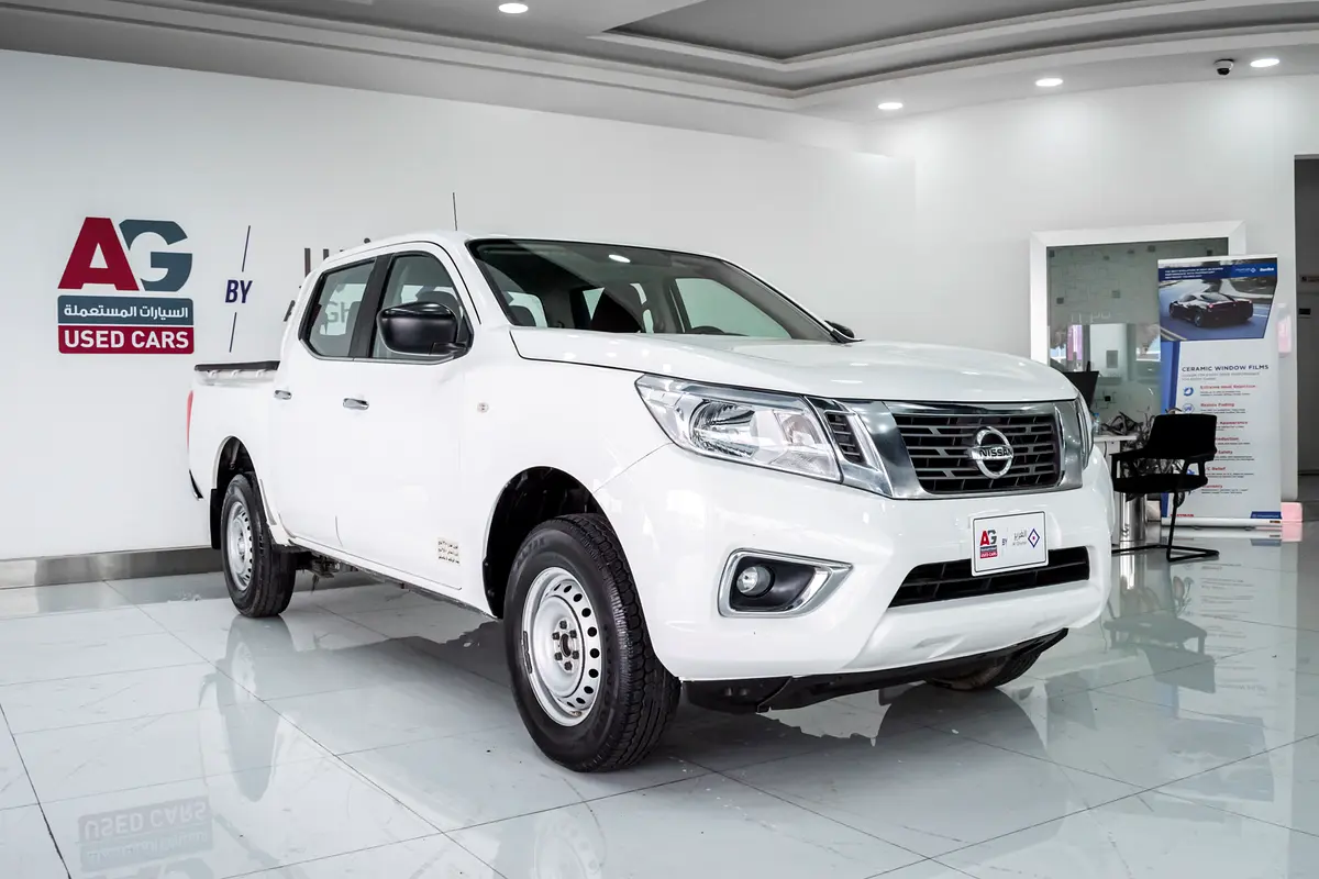 Nissan Navara SE view 3