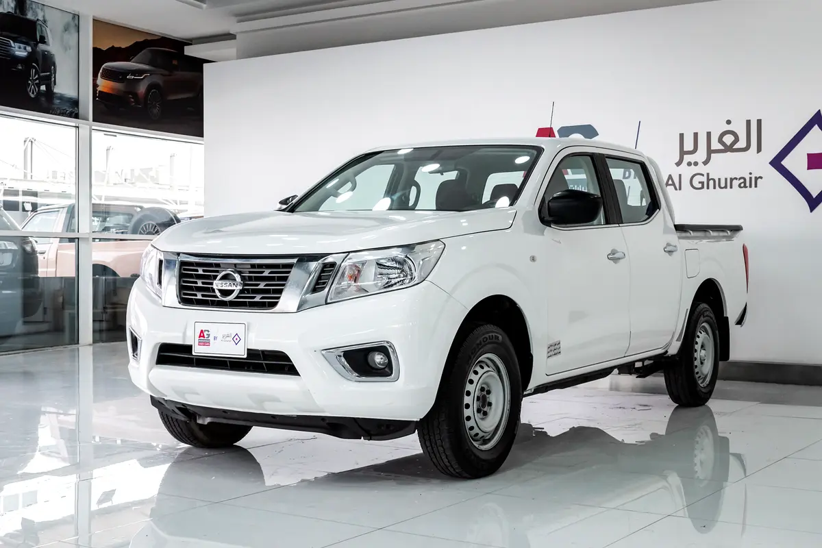 Nissan Navara SE view 4