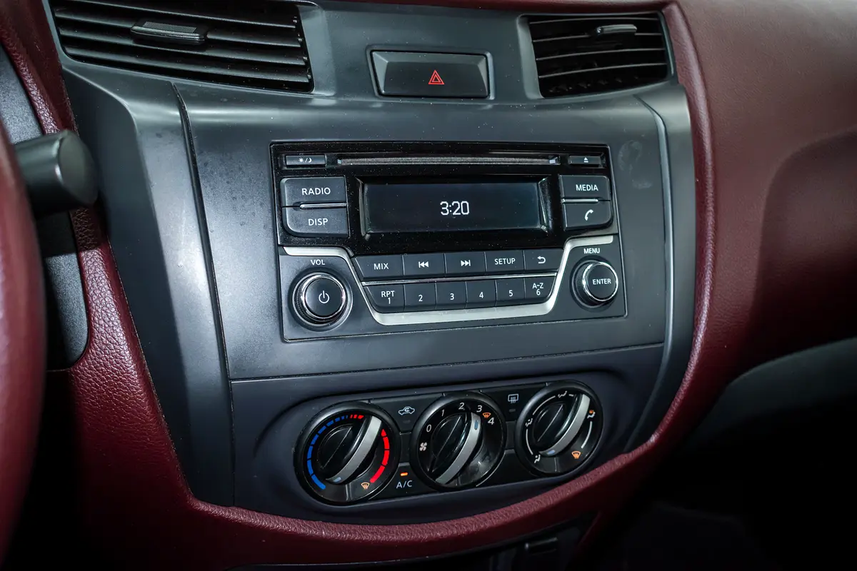 Nissan Navara SE Interior cover