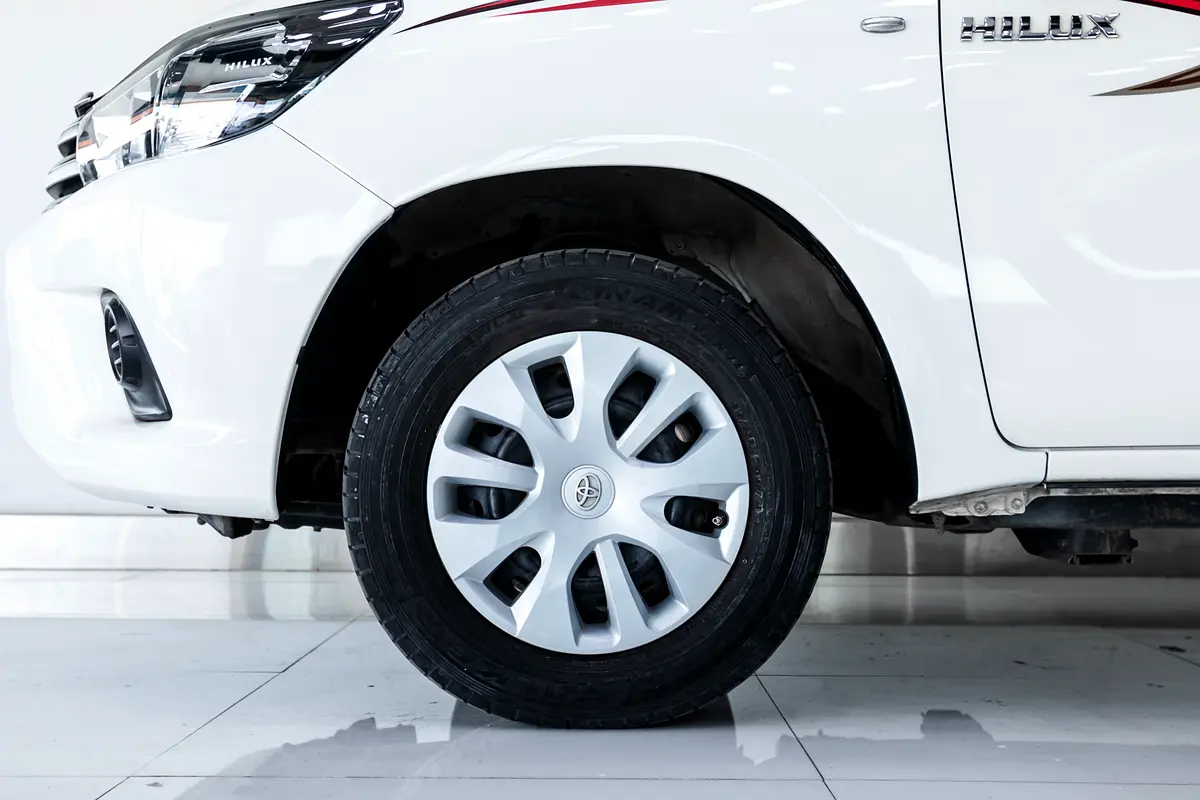 Toyota Hilux Double Cab GL view 8